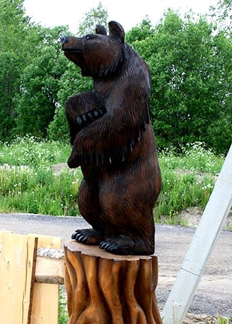 Bear fából faragott