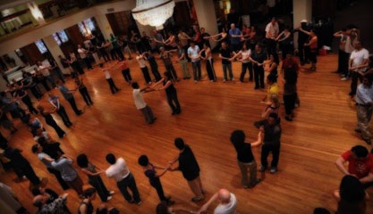 Rueda de Casino (Rueda de kaszinó) - geometrikus minta körkörös dance részvételével két vagy (a) Rueda de Casino (Rueda de kaszinó) - a kör alakú geometrikus minta részvételével két vagy dance