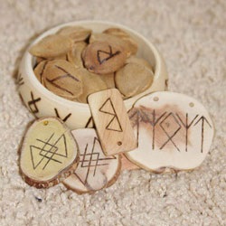 Runic amulettek (Heimdal Valkyries védelme humán) rovásírásos amulettek