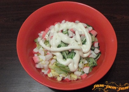 Saláta tarisznyarák rudak, fényképpel recept - finom saláta (fejes saláta) Saláta tarisznyarák botokat, a recept egy fotó - egy nagyon finom saláta