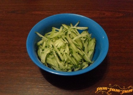 Saláta tarisznyarák rudak, fényképpel recept - finom saláta (fejes saláta) Saláta tarisznyarák botokat, a recept egy fotó - egy nagyon finom saláta