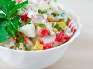 Saláta tarisznyarák hús egyszerű, lépésről lépésre receptek fényképpel (saláta rák hús és uborka) Saláta tarisznyarák hús egyszerű, lépésről lépésre receptek fényképpel