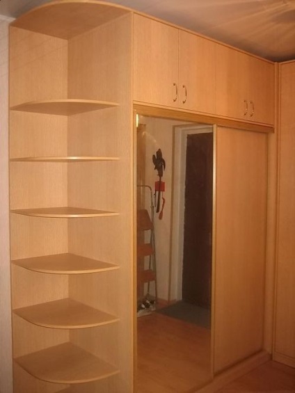 Szekrények egy mezzanine hálószoba és előtér - az ajtó fölött, a nyílás felett