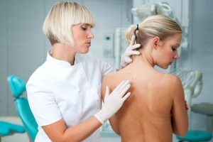 Kiütés a hátsó (alsó háti) felnőtteknél okoz és elváltozások kezelésére