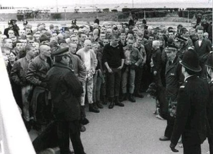 Skinhead divat enciklopédia (Azonban az idő múlásával) Skinhead divat enciklopédia