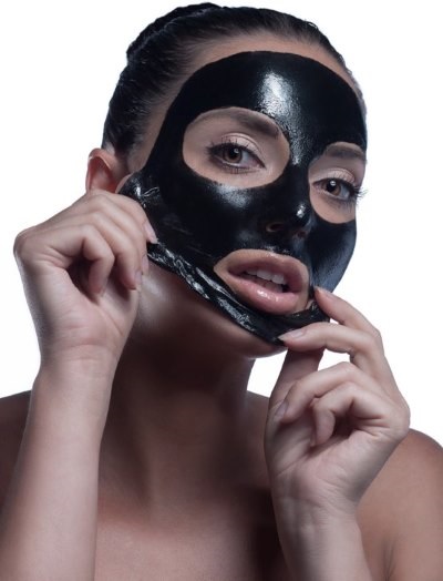 Hogyan kell tartani egy fekete maszkot az arcán