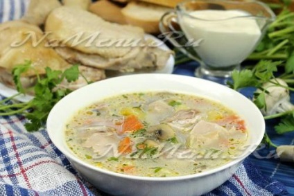 Tejszínes leves csirkével és gombával gomba, recept fotó