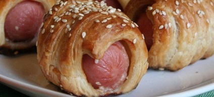 Kolbász leveles tészta a kemencében (hot dog) Kolbász leveles tészta a sütőben