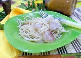 Sajtos spagetti-lépésben készítmény (paszta sajttal) Sajtos spagetti-lépésre főzés