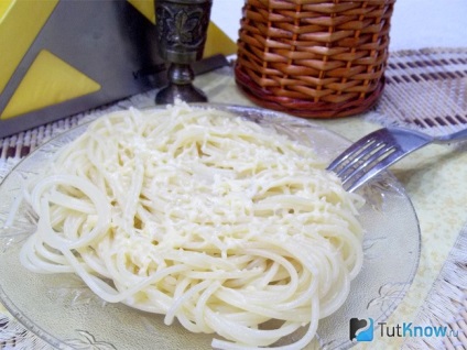 Sajtos spagetti-lépésben előállítására (makaróni sajt) Sajtos spagetti-lépésre főzés