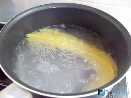 Sajtos spagetti-lépésben készítmény (paszta) Sajtos spagetti-lépésre főzés