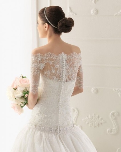 A hátoldalán a menyasszonyi ruha lenyűgöző részletek és elemek