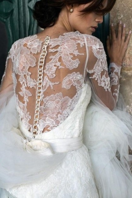 A hátoldalán a menyasszonyi ruha lenyűgöző részletek és elemek