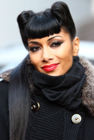 Hajvágás, mint Nicole Scherzinger kaszkád különböző cölöpökön, divatos frizurával 2013 - képek (Nicole) Hajvágás, mint Nicole Scherzinger kaszkád különböző cölöpökön, divatos frizurával 2013 - fotók