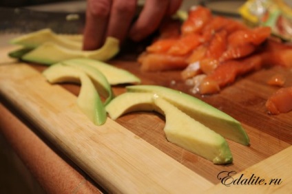 Sushi piros hal és avokádó - 216 kcal, recept fotó, finom, hasznos, könnyen