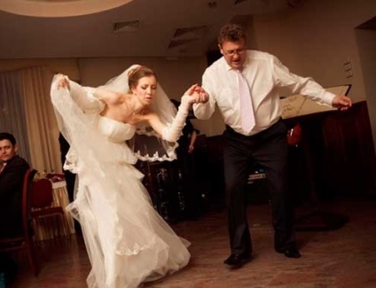 Apa és lánya tánc az esküvőn