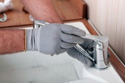 Áramló csaptelep a konyhában, mint egy fix (keverő) Áramló csapot a konyhában, mint a javítás