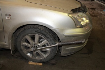 Toyota Corolla csere csapágyaggyal szakaszos fotó utasítás (Toyota Corolla csere csapágyaggyal az agy elülső hátsó) Toyota Corolla csere Bearing Kit megrendezett fotó útmutató