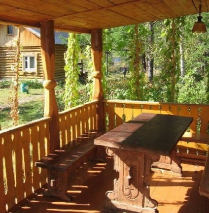 Veranda egy vidéki házban épület portál (home) Veranda egy vidéki házban épület portál