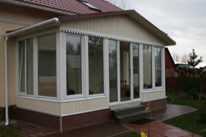 Veranda egy vidéki házban épület portál (home) Veranda egy vidéki házban épület portál