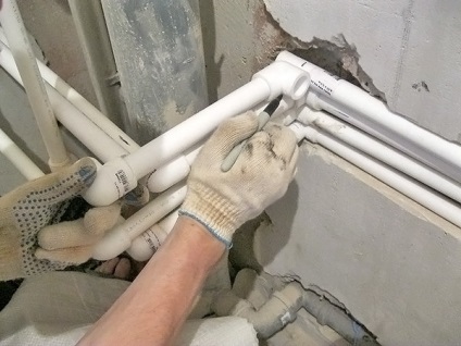 Vécé a fürdőszobában a kezüket (saját) Vécé a fürdőszobában a kezüket