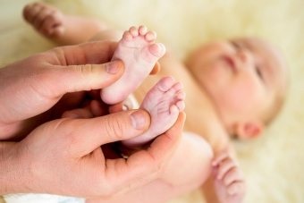 Hideg kezeli az újszülött, hogyan lehet megkülönböztetni a betegséget a normális állapot a baba