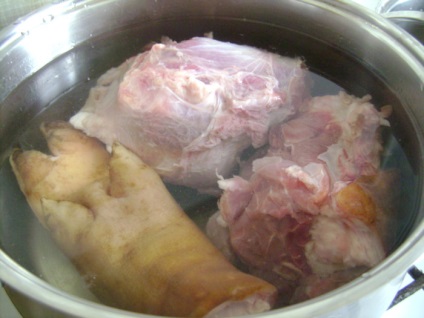 Tölthető hús és házi disznósajt - előkészíti zselés hús és Brawn, hogy otthon,