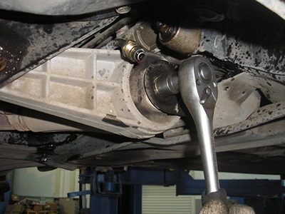Cseréje fogaslécet Chevrolet Lacetti kezük (kormánymű rack) Cseréje fogaslécet Chevrolet Lacetti saját kezűleg