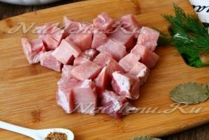 Sertéssült burgonyával és savanyúsággal recept egy fotón a kemencében (sült) Sertéssült burgonyával és savanyúsággal recept egy fotót a sütőben
