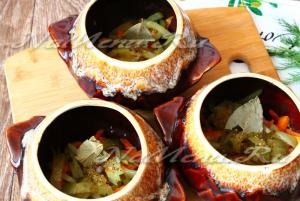 Sertéssült burgonyával és savanyúsággal recept egy fotón a kemencében (burgonya) Sertéssült burgonyával és savanyúsággal recept egy fotót a sütőben
