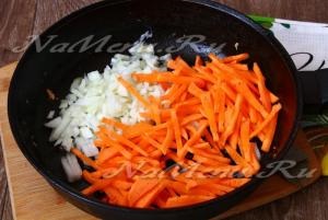 Sertéssült burgonyával és savanyúsággal recept egy fotón a kemencében (sárgarépa) Sertéssült burgonyával és savanyúsággal recept egy fotót a sütőben