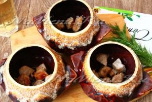 Sertéssült burgonyával és savanyúsággal recept egy fotón a sütőben (uborka uborka) Sertéssült burgonyával és savanyúsággal recept egy fotót a sütőben