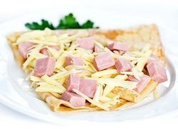 Palacsinta sonka és sajt saláta recept, töltött töltelék, kalóriatartalmú tojás, hagyma,