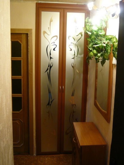 Az ajtó a tároló helyiség a lakásban kezével csúszó Hruscsov, Coupé