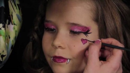 Hogyan lehet gyorsan hozzon létre egy gyermek make-up vámpír halloween