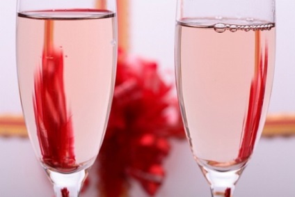 Hogyan és mit iszik rózsaszín pezsgőt
