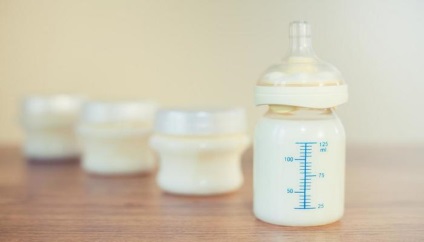 Milyen színű az anyatejbe egy nő a szülés után (a) Milyen színű az anyatejbe egy nő szülés után