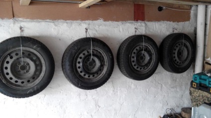 Hogyan szervezzük meg a tárolási kerekek a garázsban, sdelai Garazh