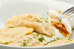 Hogyan kell elkészíteni knédli káposztával és friss (gombócok savanyú káposzta recept friss burgonya tésztát vízzel kefir kalóriatartalmú főzés gőz töltelékhez használt zsír lusta gombák) Hogyan kell főzni a galuska káposztával és friss