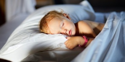 Hogyan kell tanítani a gyermeket, hogy elalszik a saját két év
