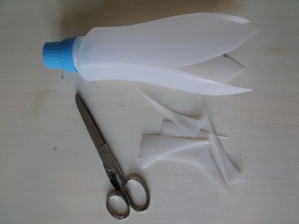 Hogyan készítsünk egy újévi fáklyát egy műanyag palack kezével