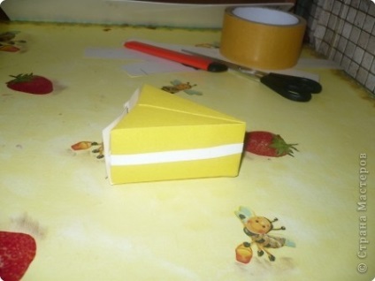 Hogyan készítsünk egy díszdobozban formájában torta papírlapot saját kezűleg