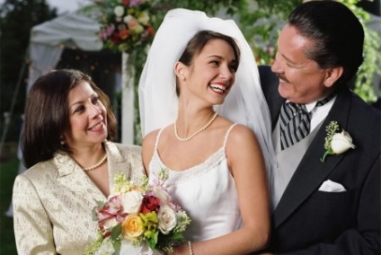 Gyönyörű jelmezek és ruhák a szülők az esküvőn - Tippek stylist