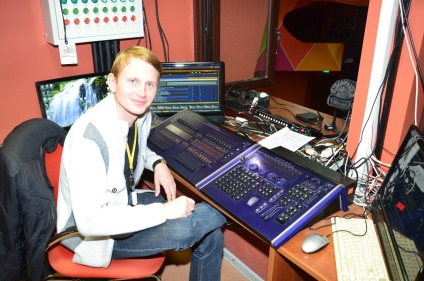 Maxim Shlikov „fény - a fő mágus és az asszisztens a színházban” - kert Servier (fő) Maxim Shlikov „fény - a fő mágus és az asszisztens a színházban” - kert Servier