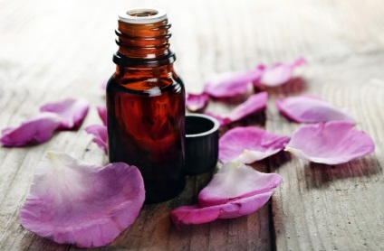 Az átitatott aromás olajokat a kezüket az otthon (a) Az átitatott aromás olajokat saját kezűleg otthon