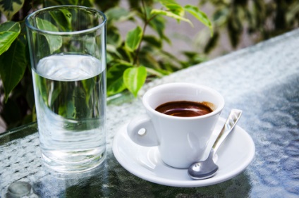 Miért, miután a kávét meg kell inni vizet, és mi jobb
