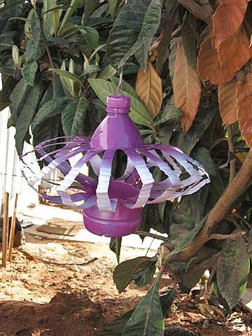 Műanyagból készült palackok a kertben