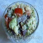 Saláta tintahal, cseresznye paradicsom és uborka (SQUID) Saláta tintahal, uborka és koktélparadicsommal