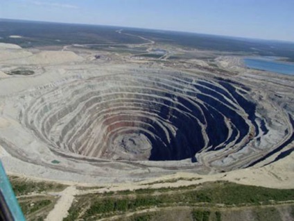 A legnagyobb kőbánya a világon, mély karrier Magyarország
