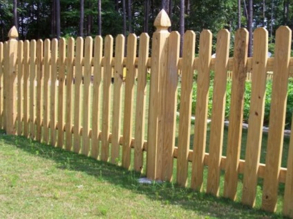 Kerítés fa kerítés, hogyan kell kiválasztani, telepíteni a saját kezét, ár, fotó